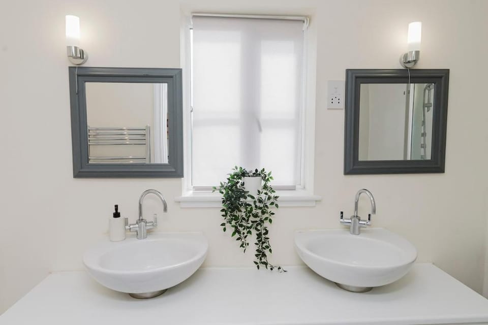 Abington CCC Villa, Luxury, Sleeps up to 15, Northampton Centre, next to Cricket Ground, Games & Cinema Room Villa in Northampton