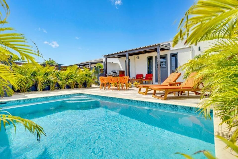 Property building, Patio, Garden, Dining area, Garden view, Pool view, Swimming pool, sunbed