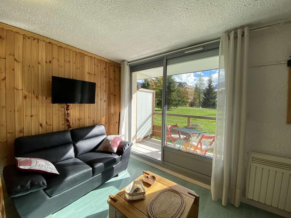 Bed, Living room, fireplace