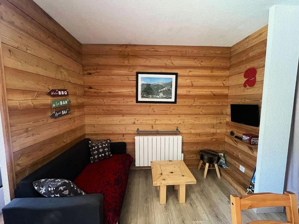 Bed, fireplace