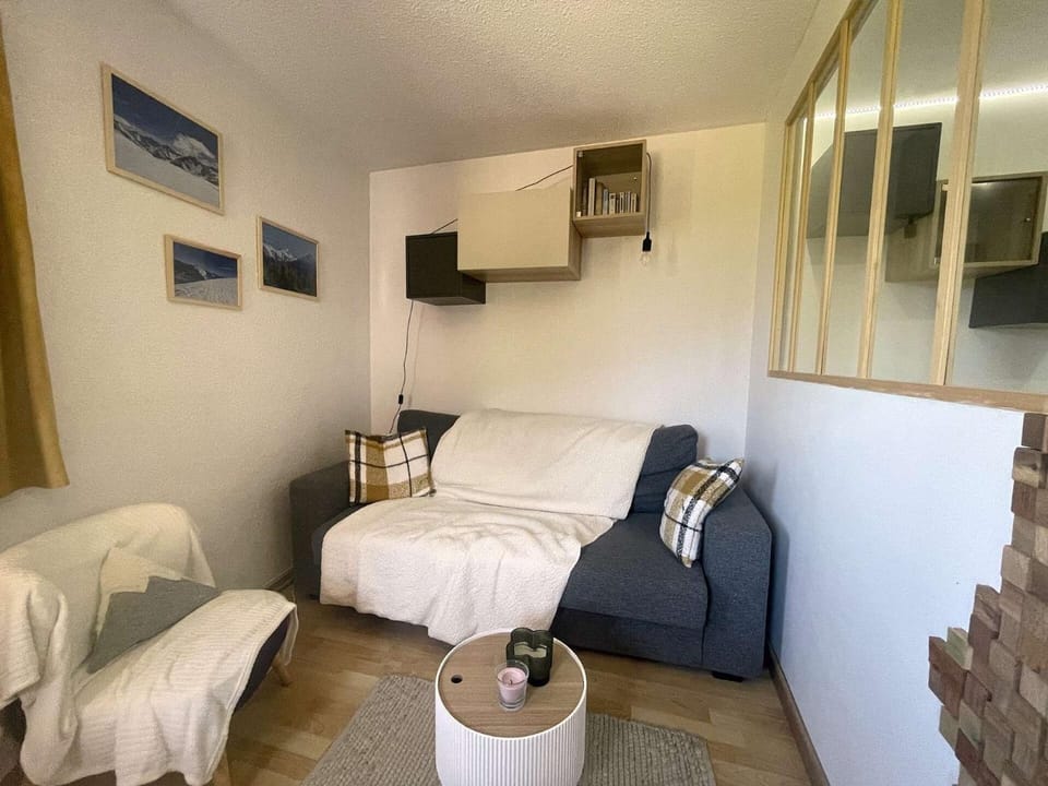 Bed, Living room, furniture
