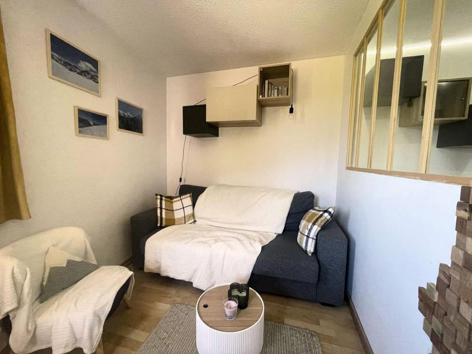 Bed, Living room, furniture