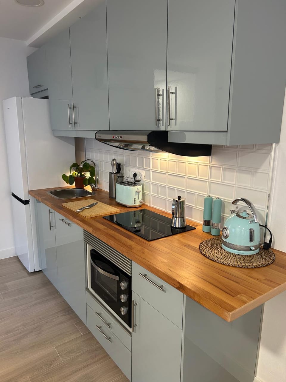 Coffee/tea facilities, Kitchen or kitchenette, dishwasher, stove, toaster