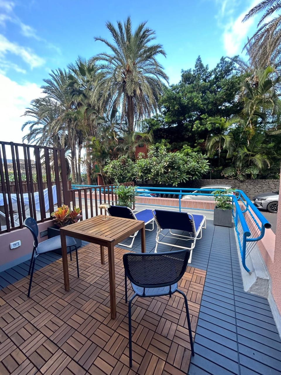 Property building, Day, Balcony/Terrace, Balcony/Terrace, sunbed