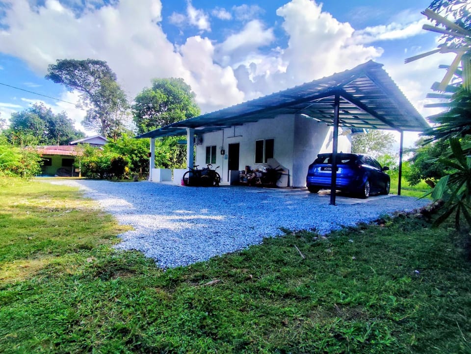 Property building, Day, Neighbourhood, Natural landscape, Parking