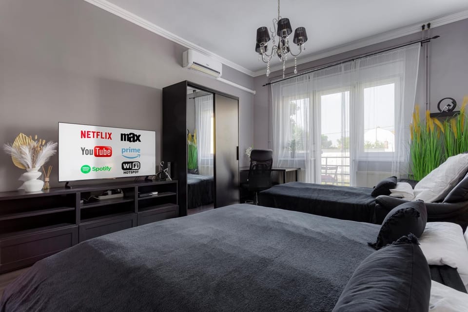 Bed, TV and multimedia, Photo of the whole room, Seating area, Bedroom, air conditioner