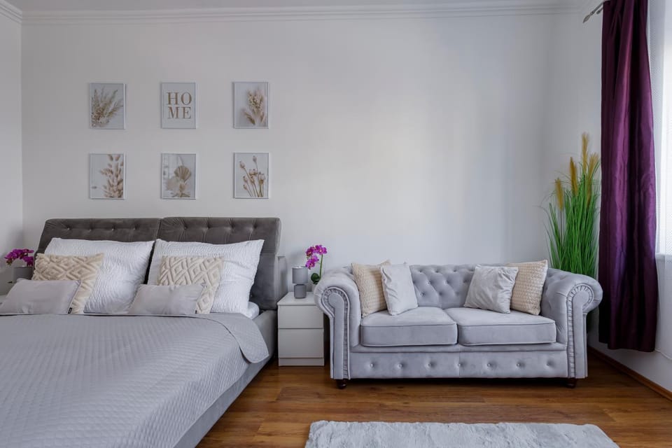 Bed, Seating area, Bedroom