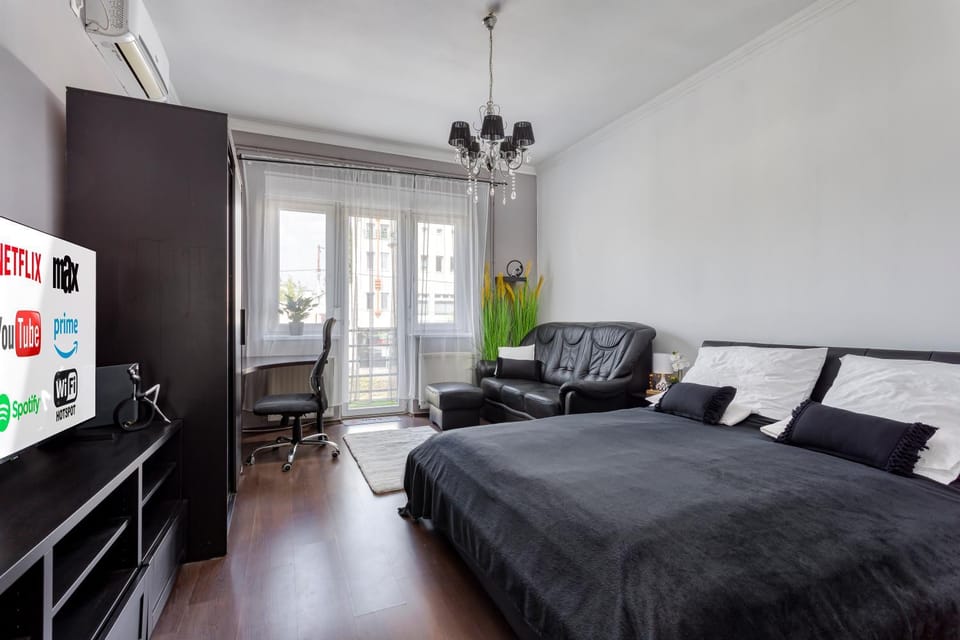 Communal lounge/ TV room, Bed, TV and multimedia, Photo of the whole room, Seating area, Bedroom, air conditioner