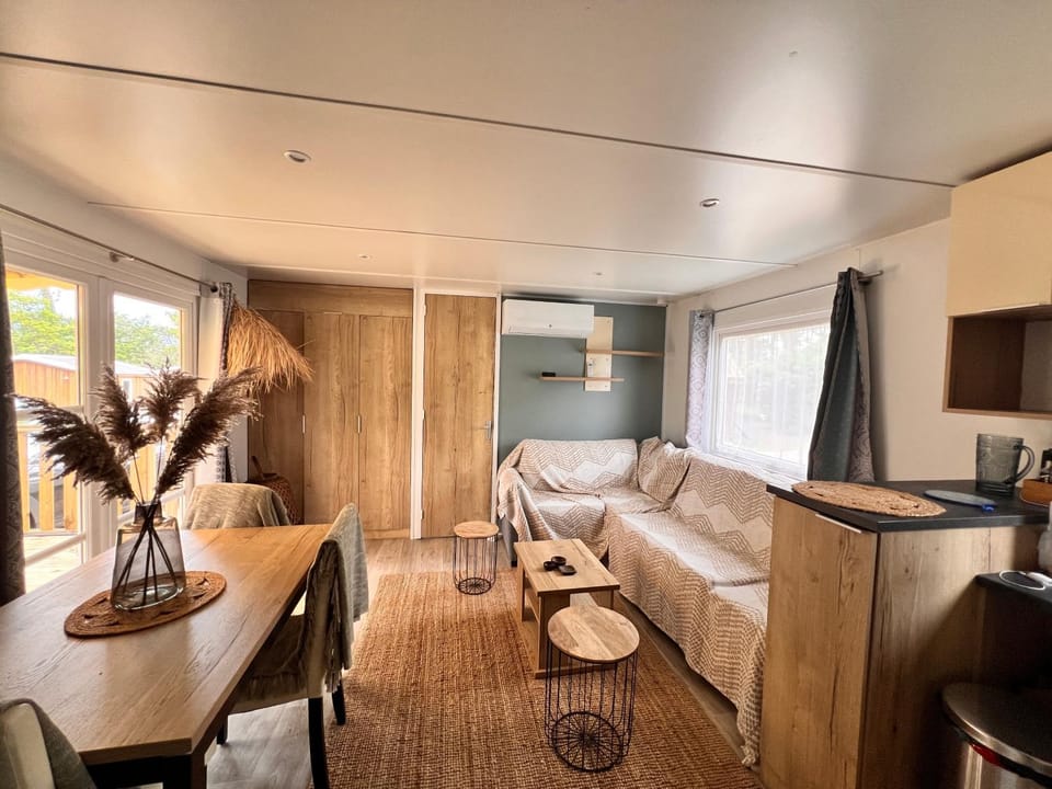 Kitchen or kitchenette, Living room, Seating area, Dining area, air conditioner