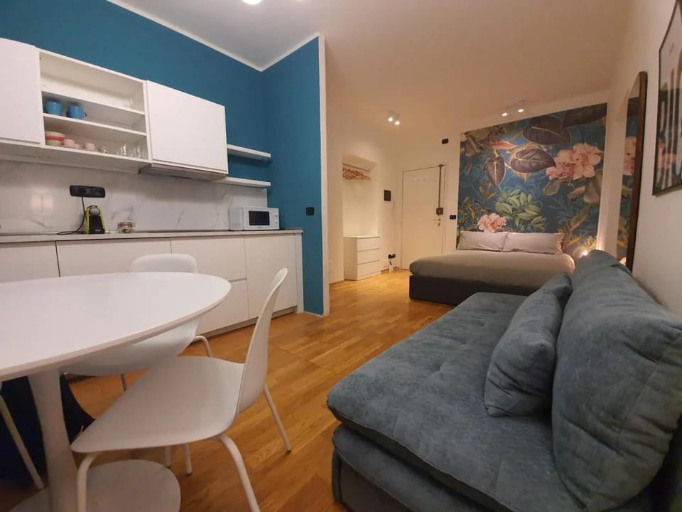 Kitchen or kitchenette, Seating area, Dining area