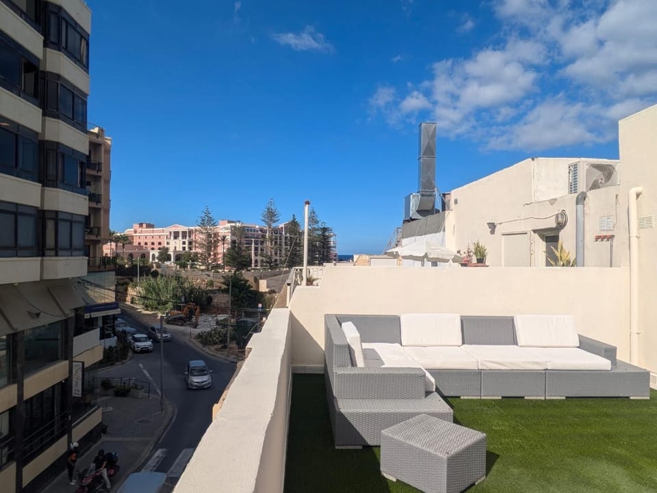 Property building, Day, Neighbourhood, Balcony/Terrace, Seating area