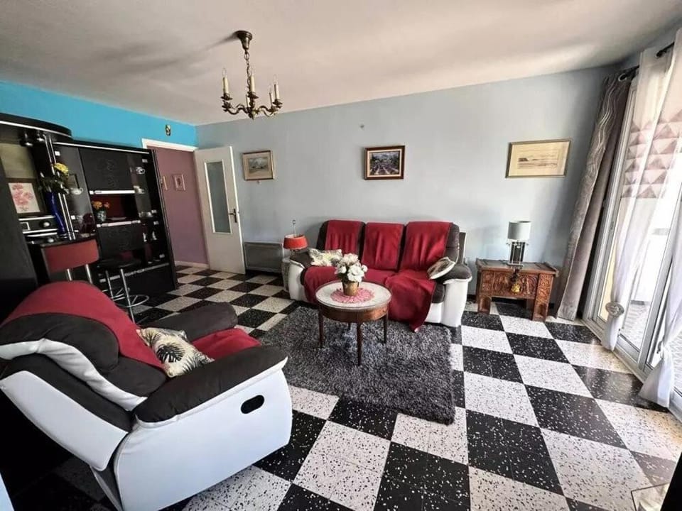 Bed, Living room, fireplace