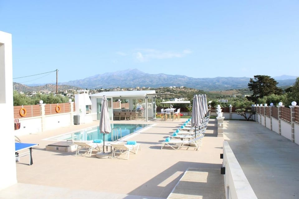 Mountain view, Pool view, Swimming pool, sunbed