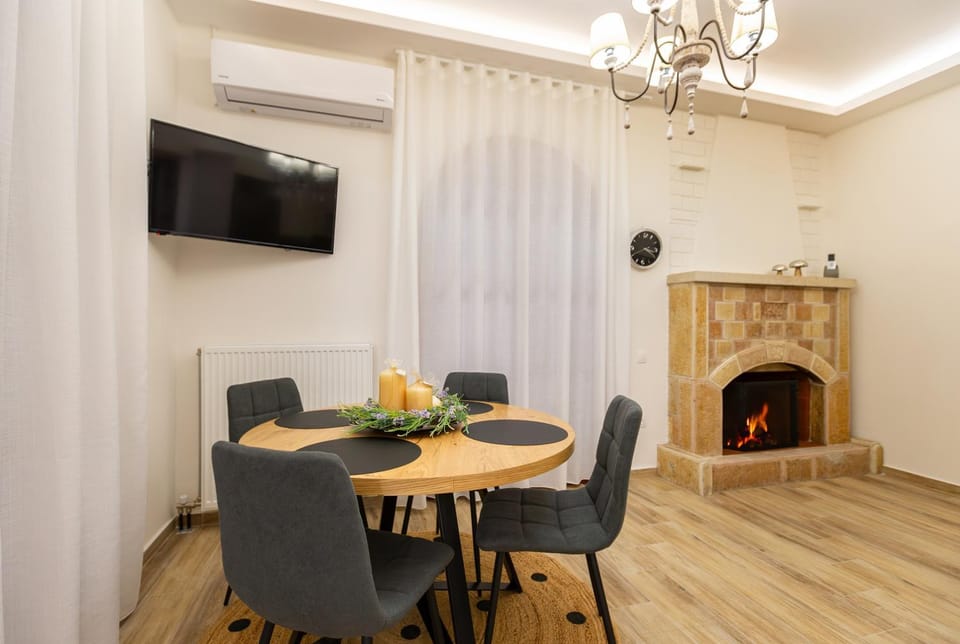 TV and multimedia, Seating area, Dining area, fireplace, air conditioner