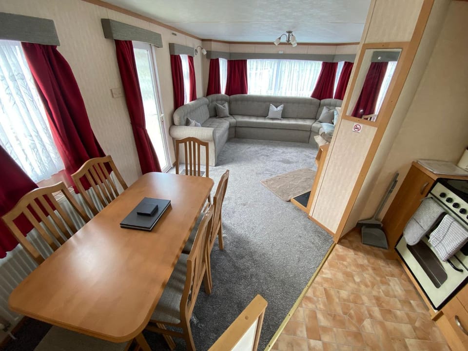 Sealands park, sleeps 6, WiFi, heating, veranda,beach access Apartment in Ingoldmells