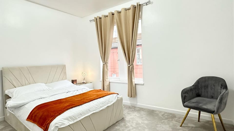 Bed, Living room, Photo of the whole room, Seating area, Bedroom