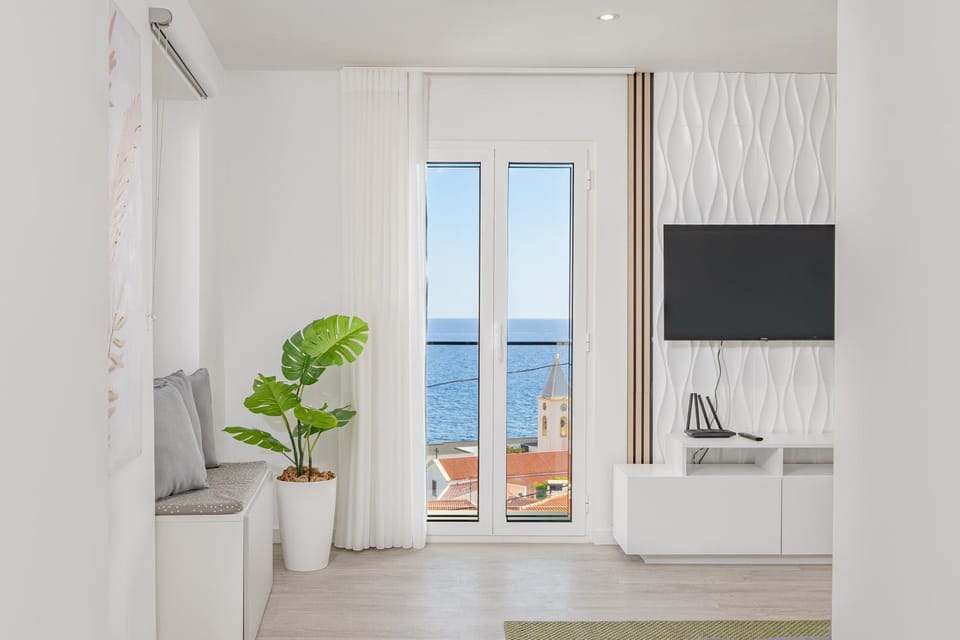 Communal lounge/ TV room, Natural landscape, TV and multimedia, Sea view