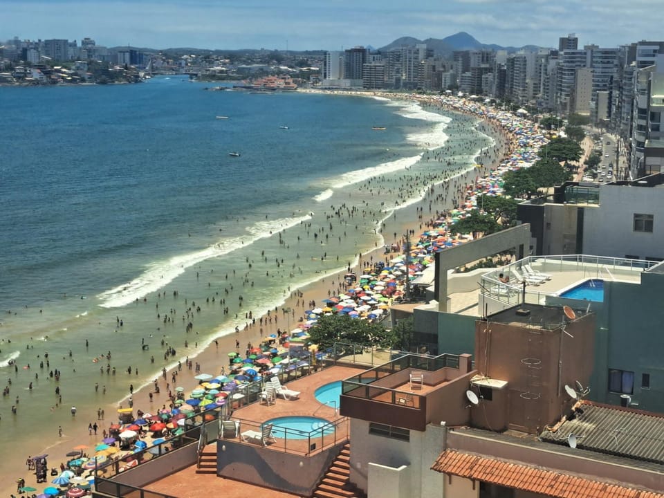 Aconchegante APARTAMENTO - Praia do Morro- Beira Mar com vista para o mar - 2 quartos , 2 banheiros, 2 vagas garagem, 1 varandas, 2 elevadores, Wi-Fi - bem localizado Apartment in Guarapari