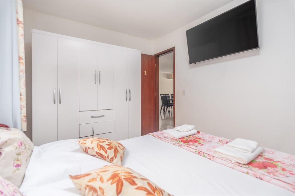 Bed, TV and multimedia, Photo of the whole room, Bedroom, towels