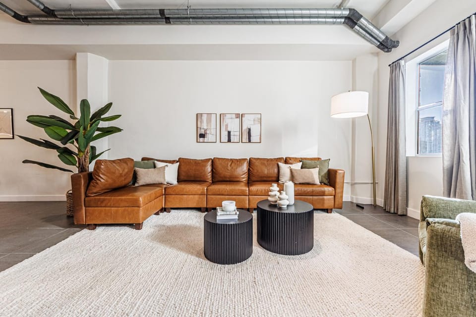 Downtown Escape - 2BR w Skyline Views & Hot Tub Apartment in Los Angeles