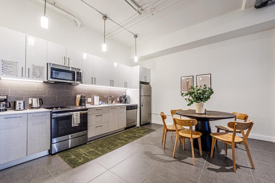 Downtown Escape - 2BR w Skyline Views & Hot Tub Apartment in Los Angeles