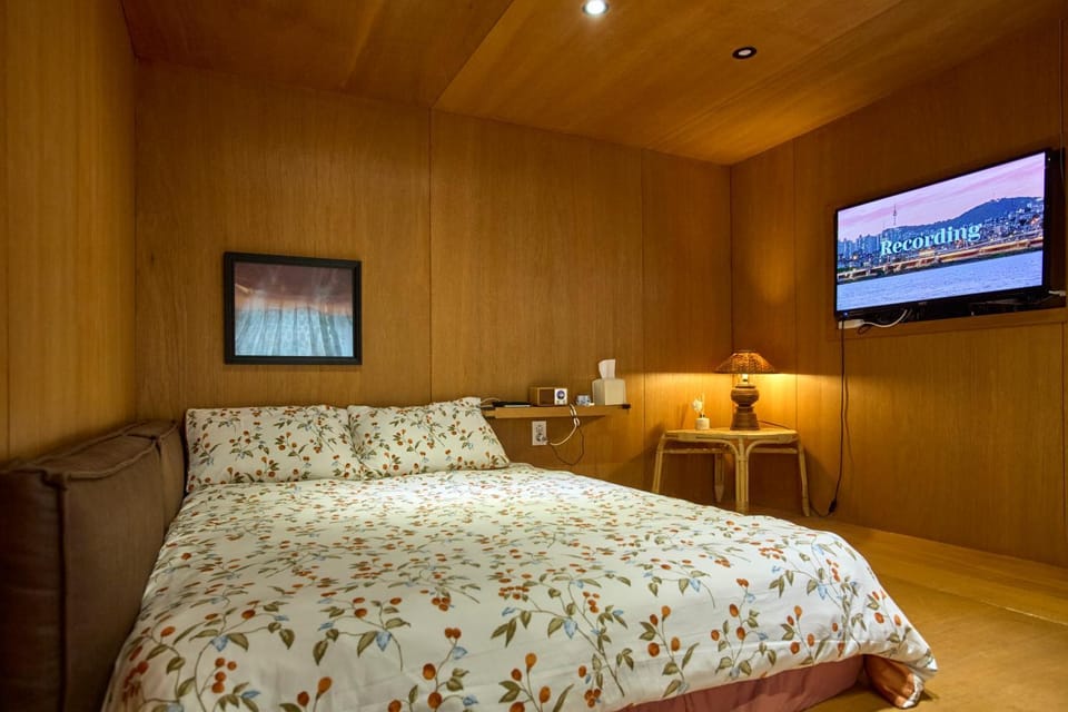 Bed, TV and multimedia, Photo of the whole room, Bedroom