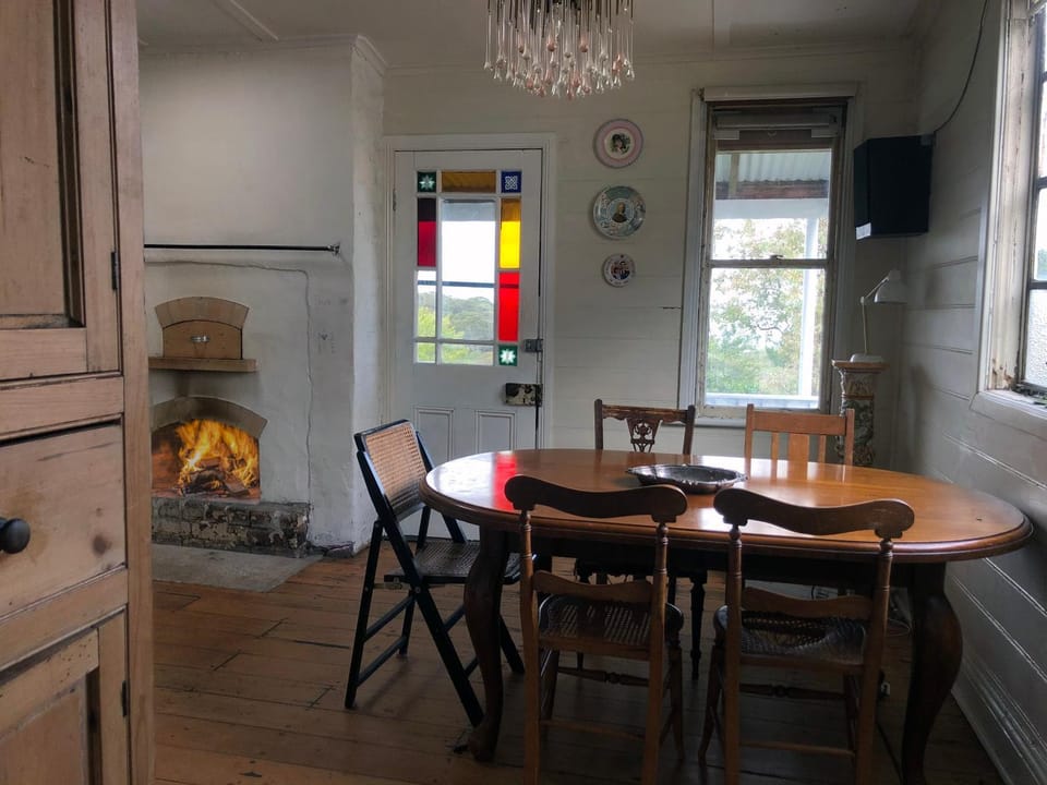 Kitchen or kitchenette, Dining area, fireplace
