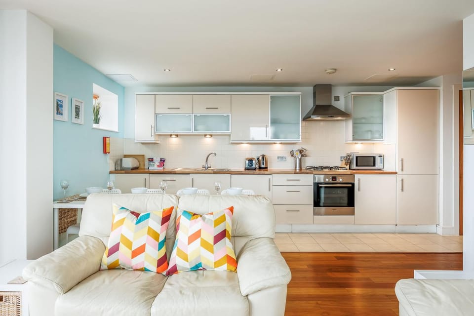 Kitchen or kitchenette, Living room, Seating area, Dining area, dishwasher, oven, stove, toaster