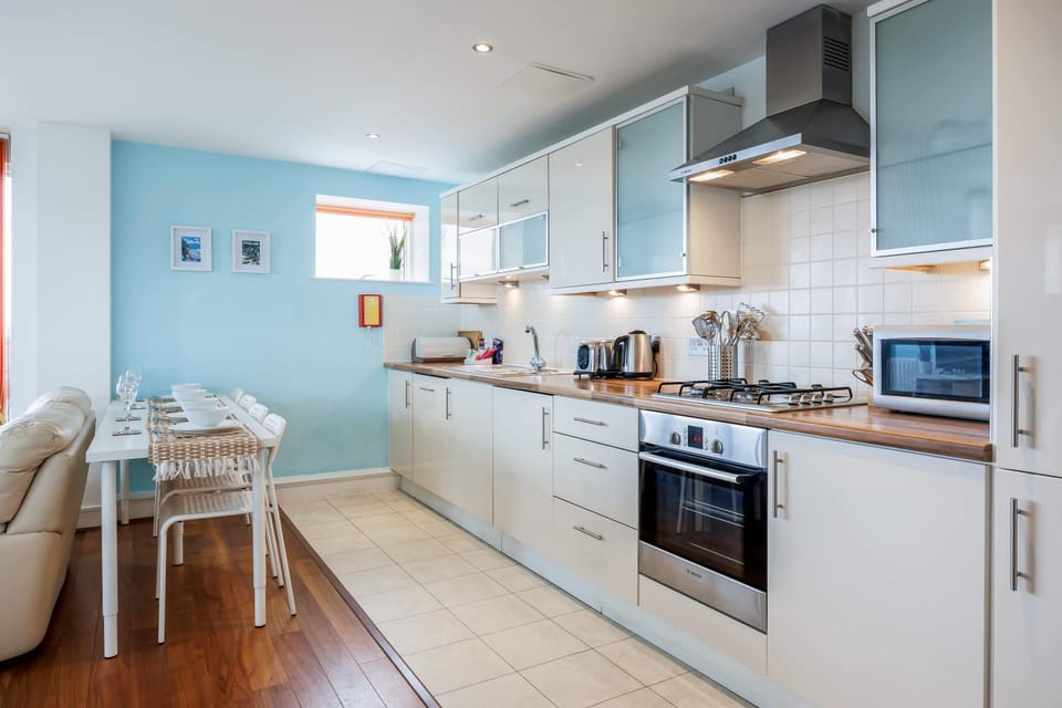 Coffee/tea facilities, Kitchen or kitchenette, Dining area, dishwasher, oven, stove, toaster