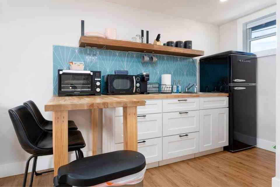 Coffee/tea facilities, Kitchen or kitchenette, oven