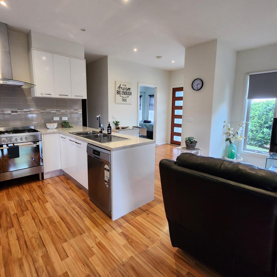 Lbarza Charming Central 2BR Townhouse Apartment in Shepparton