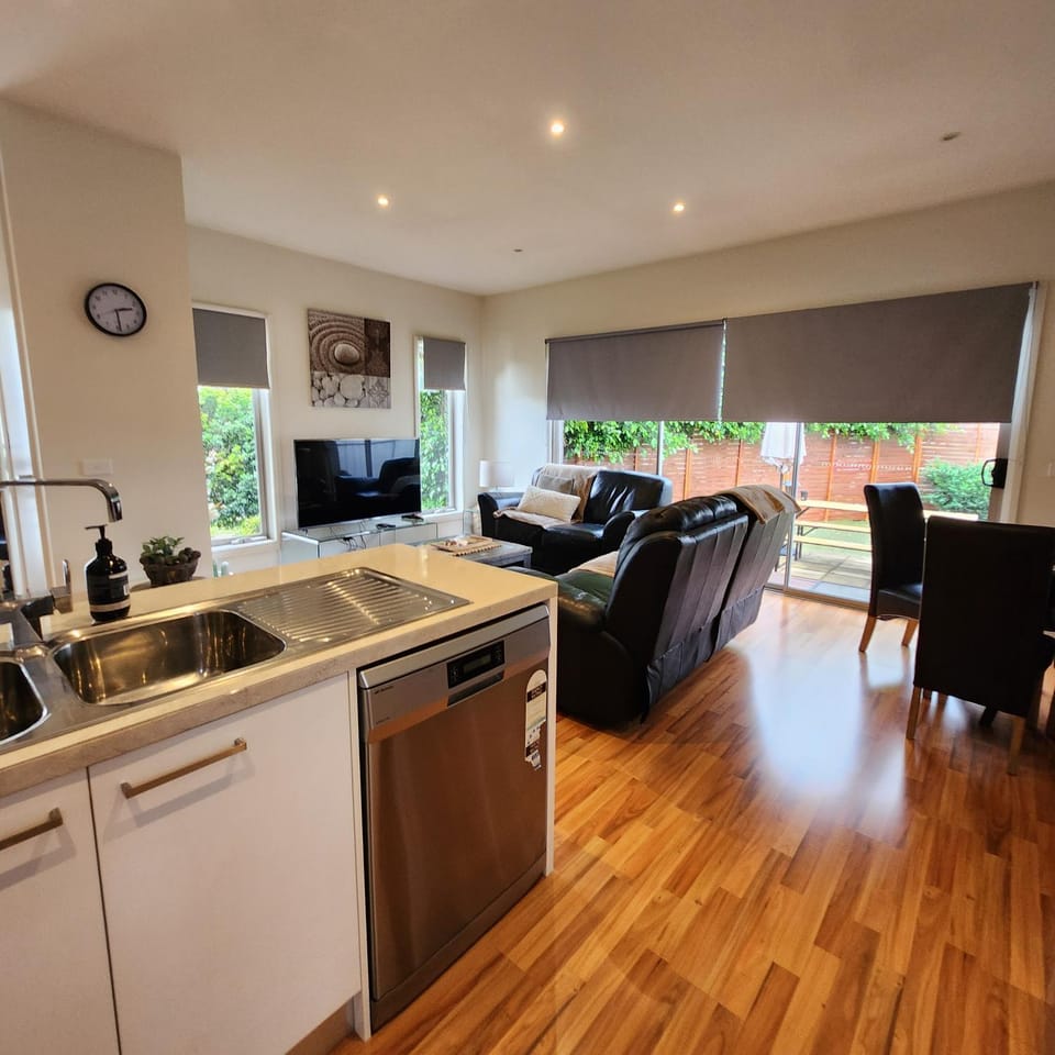 Kitchen or kitchenette, Seating area, Dining area