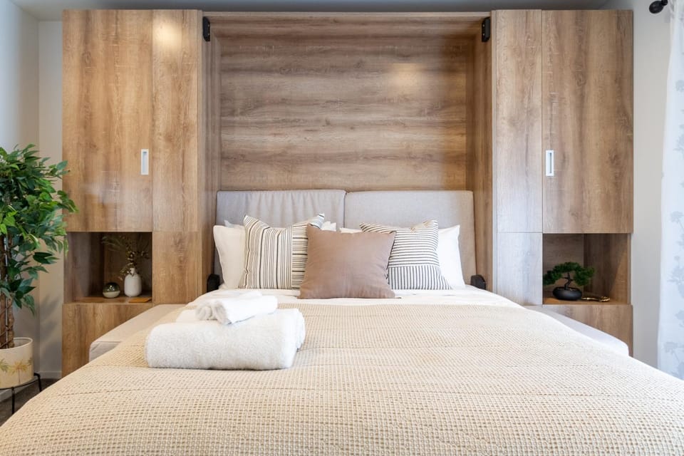 Bed, Photo of the whole room, Bedroom, towels
