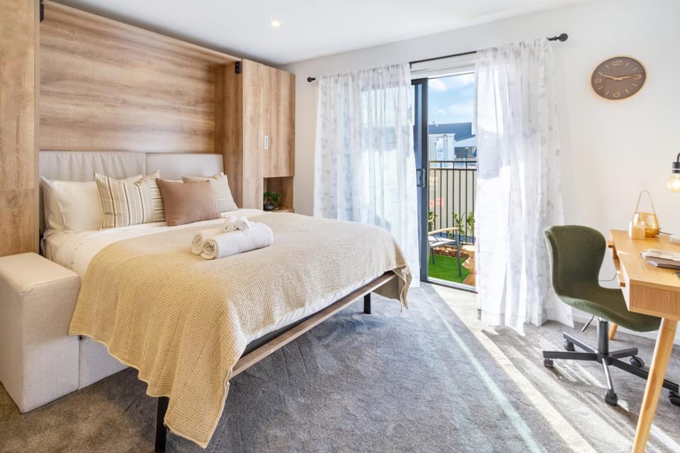 Bed, Living room, Photo of the whole room, Seating area, Bedroom