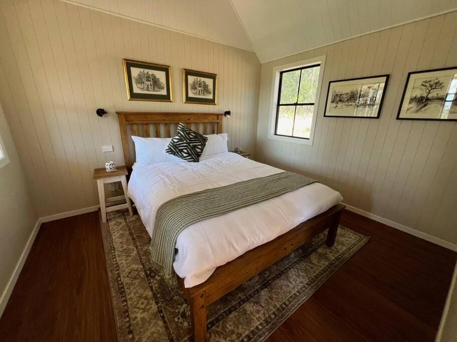 The Cabin at Rocklee Grove Cabin in Broke