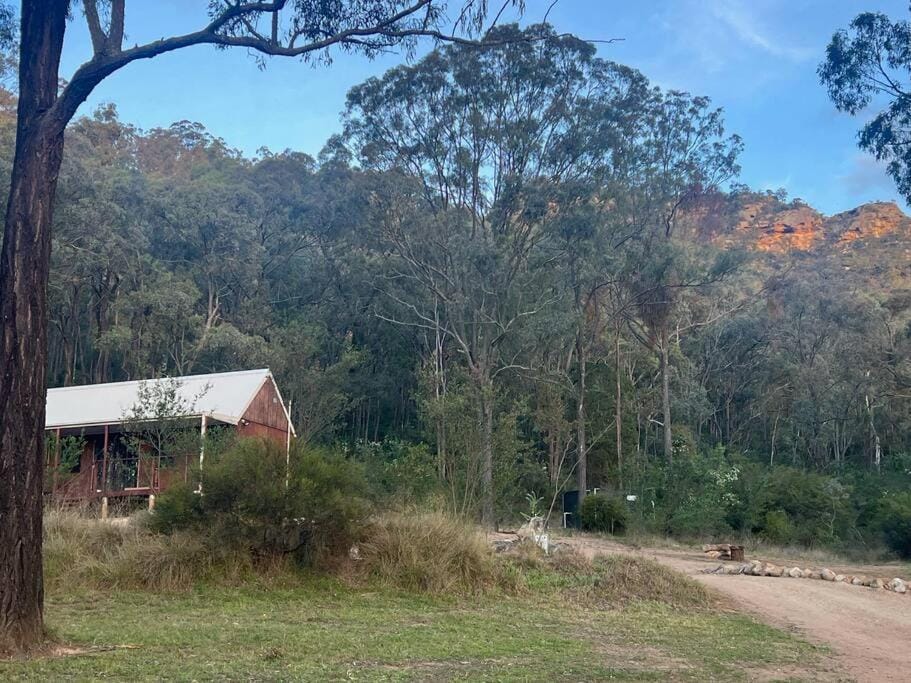 The Cabin at Rocklee Grove Cabin in Broke
