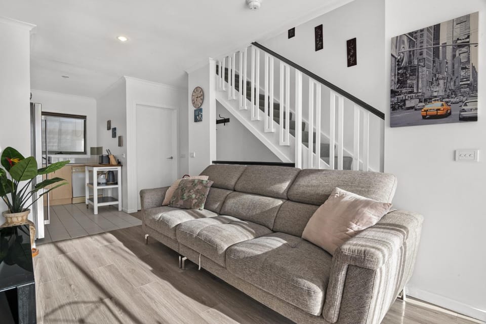 Snug 2-bed Townhouse Near Bustling Shops House in Melbourne