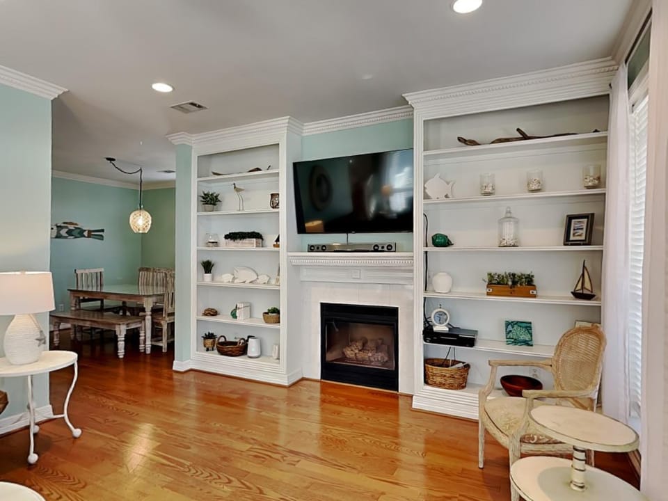 TV and multimedia, Living room, Seating area, Dining area, fireplace, furniture