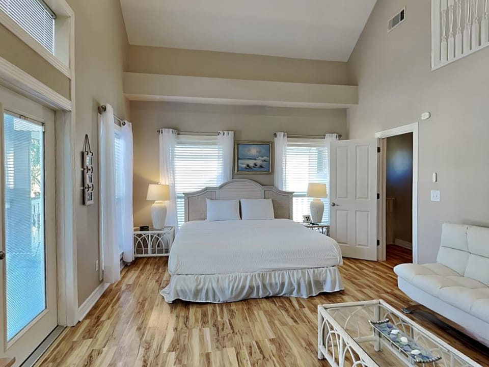 Bed, Seating area, Bedroom, furniture