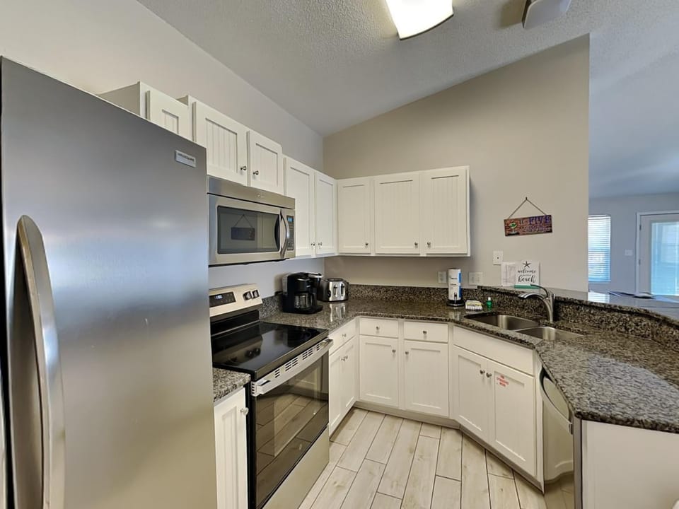 Coffee/tea facilities, Kitchen or kitchenette, microwave, oven, stove, kitchen