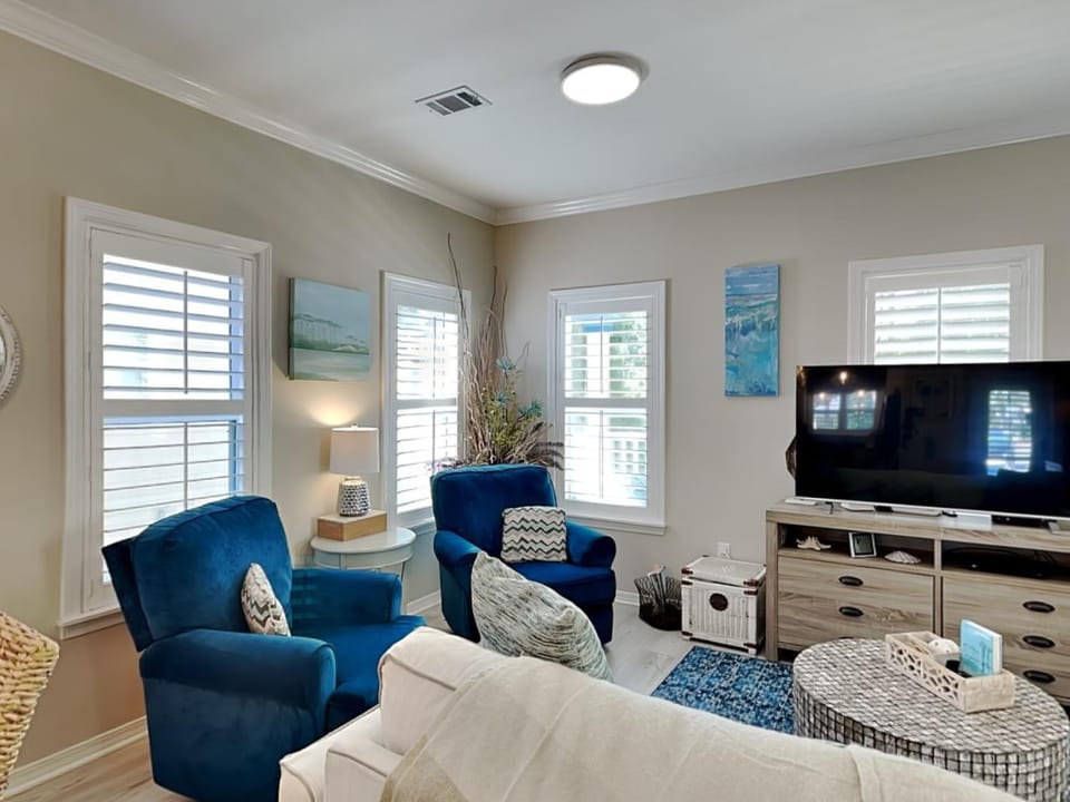 TV and multimedia, Living room, Seating area, furniture, air conditioner