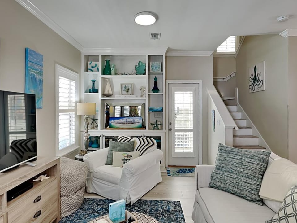 TV and multimedia, Living room, Seating area, furniture, air conditioner
