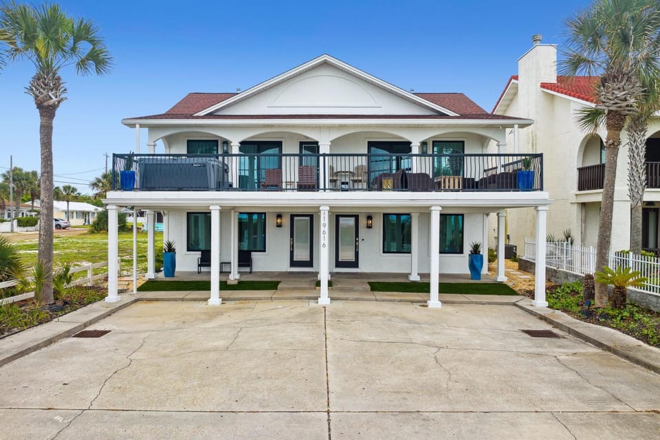 Property building, Facade/entrance, Balcony/Terrace, Parking