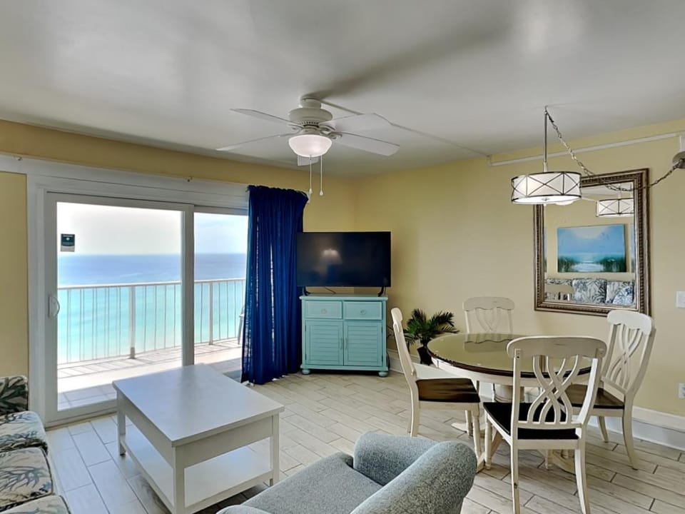 TV and multimedia, Balcony/Terrace, Living room, Seating area, Dining area, Sea view, furniture
