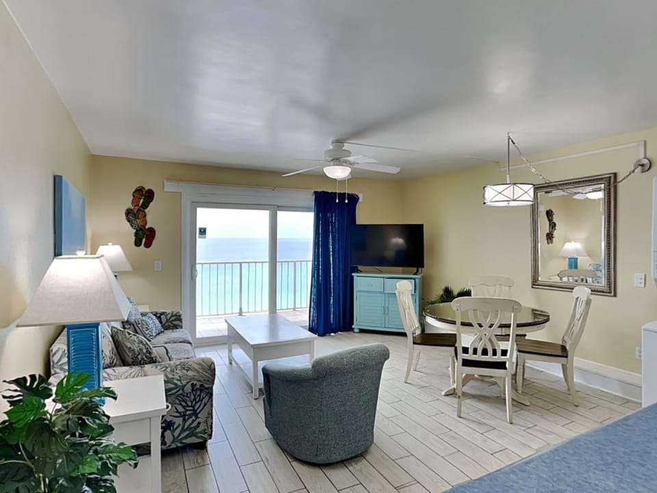 TV and multimedia, Balcony/Terrace, Living room, Seating area, Dining area, Sea view, furniture