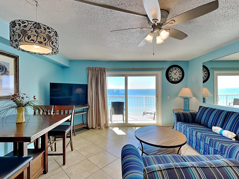 TV and multimedia, Balcony/Terrace, Living room, Seating area, Dining area, Sea view, furniture