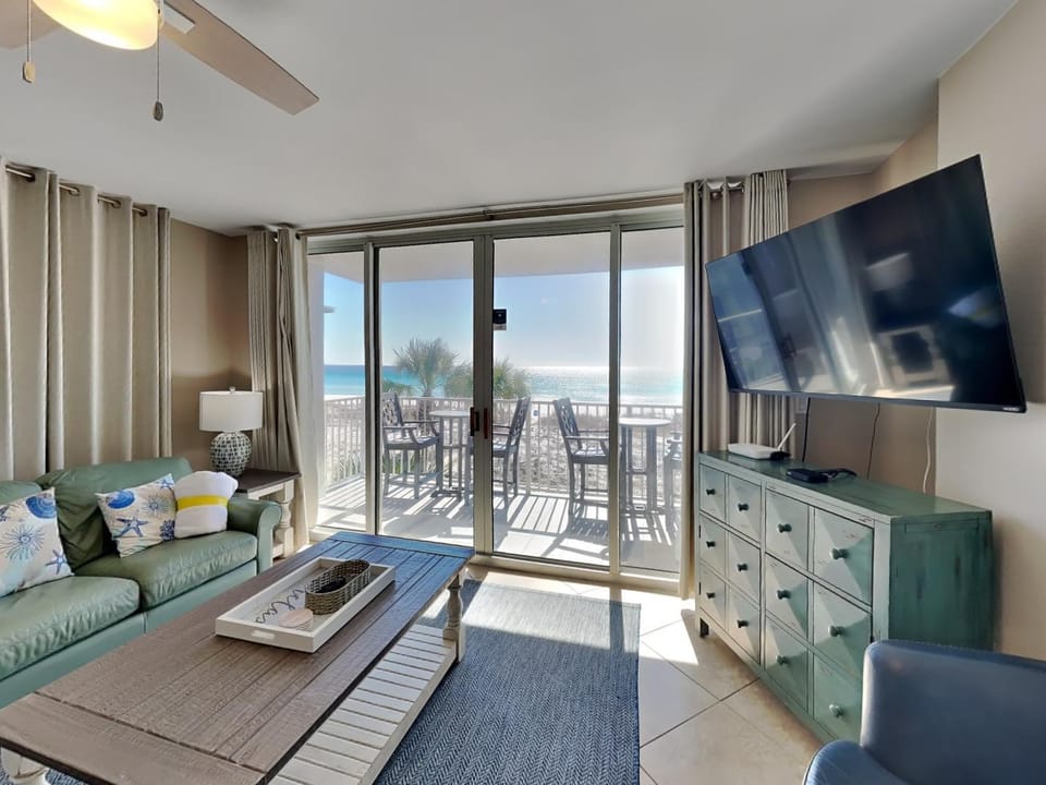 TV and multimedia, Balcony/Terrace, Living room, Seating area, Beach, Sea view, furniture