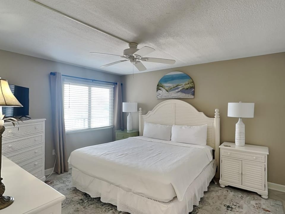 Bed, TV and multimedia, Bedroom, furniture, towels