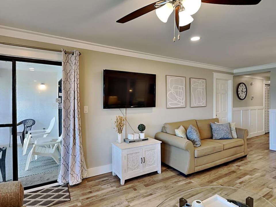 TV and multimedia, Balcony/Terrace, Living room, Seating area, furniture