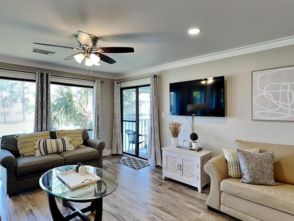 TV and multimedia, Balcony/Terrace, Living room, Seating area, Lake view, furniture